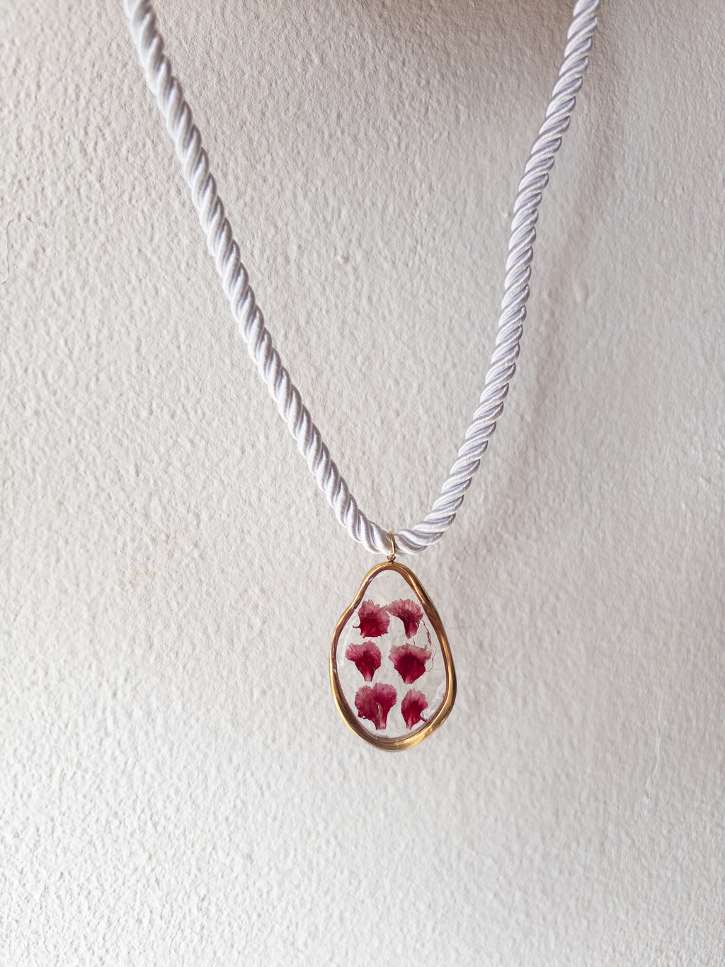 Clavel Blanco Collar