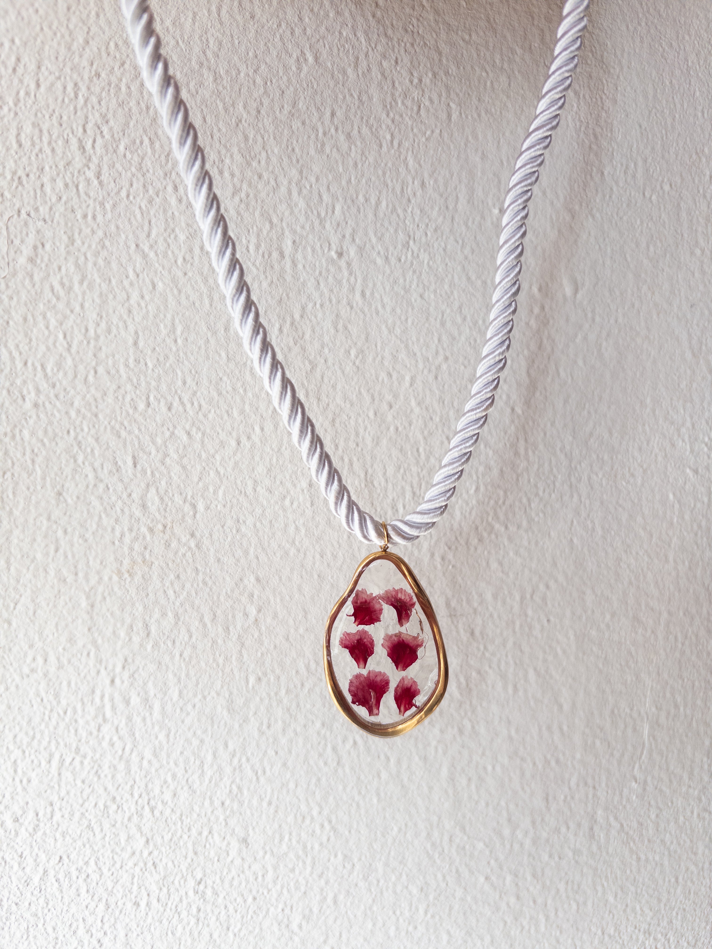 Clavel Blanco Collar