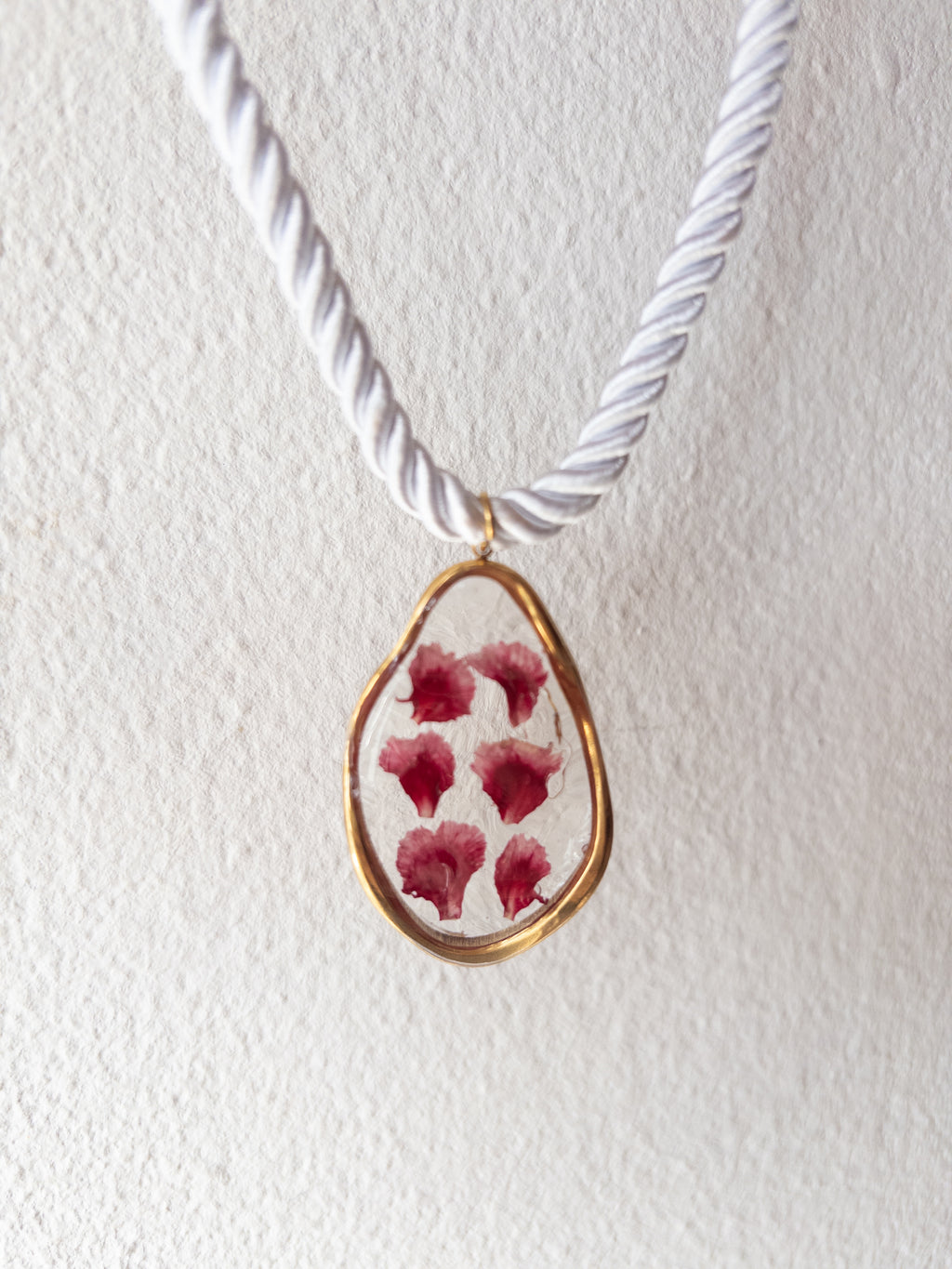 Clavel Blanco Collar